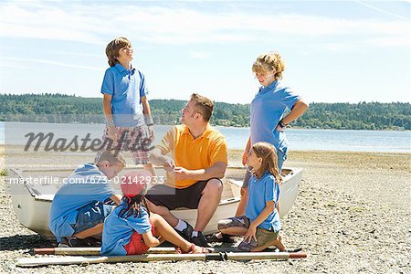 Männlichen Lager Berater und Kinder am Strand