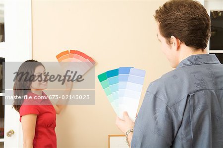 Hispanische Couple looking at Farbe Farbfelder