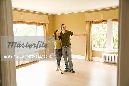 Hispanische Couple Standing im neuen Haus