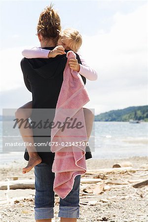 Mère fille hugging Beach