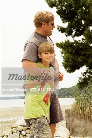 Vater und Sohn zu Fuß am Strand