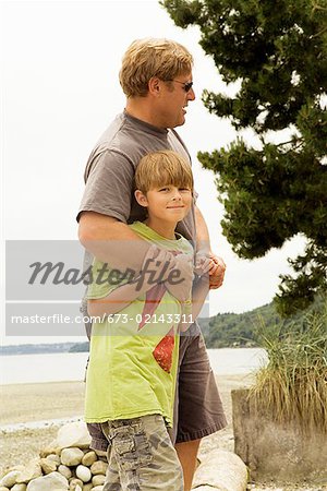 Père et fils, marchant sur la plage