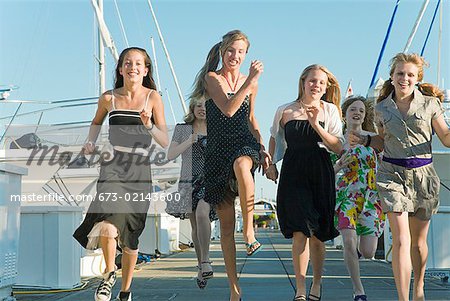 Groupe d'adolescentes à marina