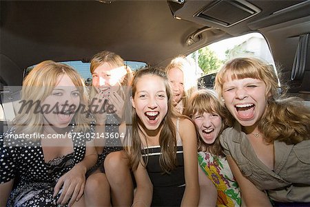 Groupe d'adolescentes en limousine