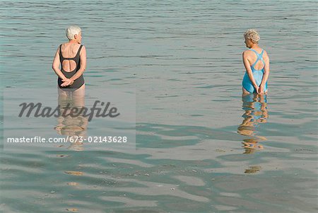 Alte Frauen im Wasser stehend