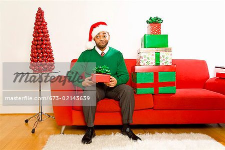 Homme africain holding cadeau de Noël