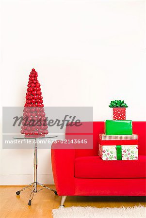 Stapel von Weihnachtsgeschenke auf sofa