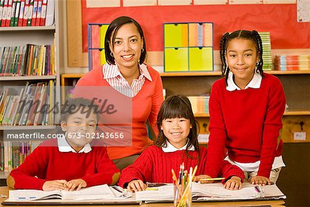 Enseignante africaine avec des étudiants