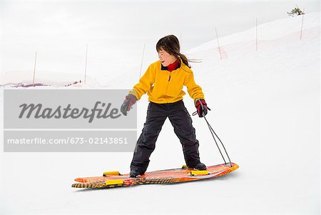 Asian girl riding sur traîneau