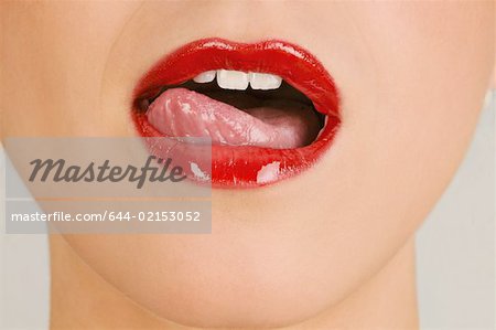 Bouche adulte jeune femelle ; langue léchant les lèvres