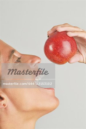 Femelle adulte mange une pomme