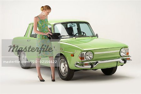 Frau stand neben 1971 Renault 10