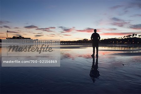 Homme sur la plage de Stearns Wharf, Santa Barbara, Californie, USA