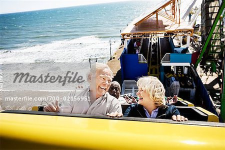 Gens sur des montagnes russes, Santa Monica, Californie, USA