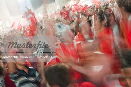 Türkischer Fußball-Fans jubeln in den Straßen, Salzburg, Salzburger Land, Österreich