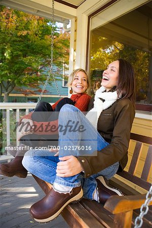 Deux femmes sur porche Swing