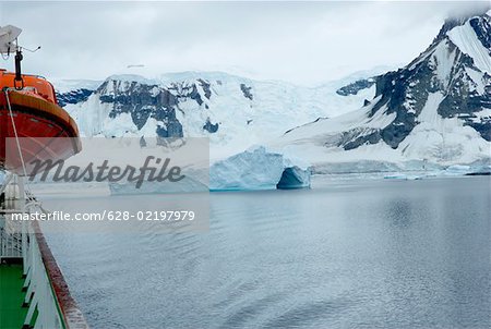 Iceberg dans le canal errera, photographié à partir d'un navire