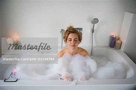 Femme dans la baignoire, relaxant