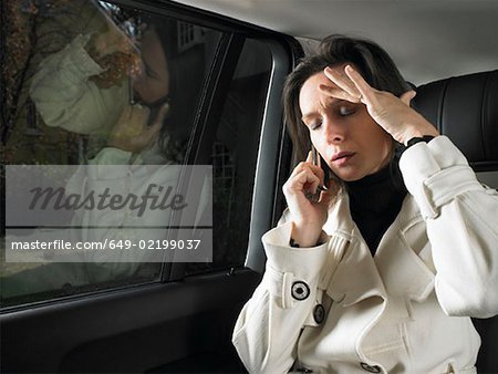 Femme dans la voiture, sur le téléphone