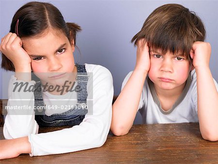 Fille et garçon agacé à leur bureau