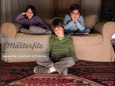 Enfants sur le canapé, regarder la télévision