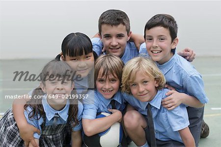 Enfants d'âge scolaire dans la photo de groupe