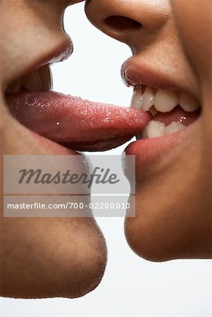 Frau beißt Mann Zunge