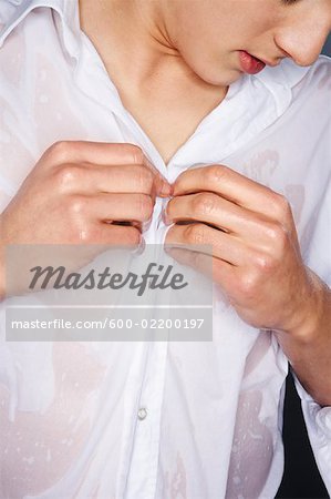 Homme boutonner une chemise mouillée