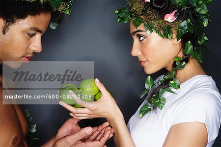 Paar mit Kränzen im Haar, halten Limes