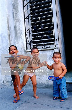 Enfants jouent dans la rue, la Havane, Cuba