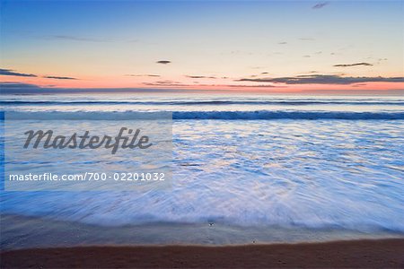 Küstenlinie und Surf an Dawn, Embleton Bay, Northumberland, England