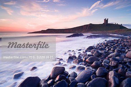 Dunstanburgh Castle im Morgengrauen, Northumberland, England