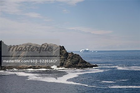 Felsige Ufer und Iceberg, Twillingate, Neufundland, Kanada