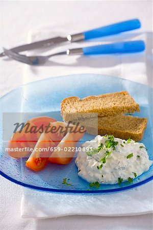 Diet breakfast: wholemeal bread, herb quark and tomatoes