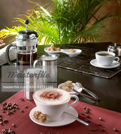 Cappuccino im Café Einstellung mit Kaffeebohnen