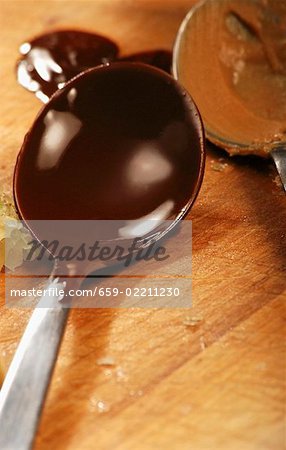 Dark couverture in a spoon