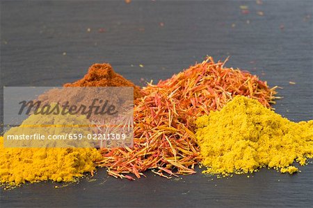 Curry-Pulver, Safran und Boden paprika