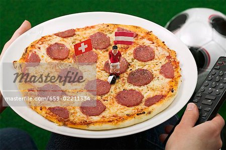 Pizza Salami mit Fahnen und Fußball Abbildung