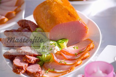 Jambon fumé et les saucisses en tranches (Pâques, Pologne)