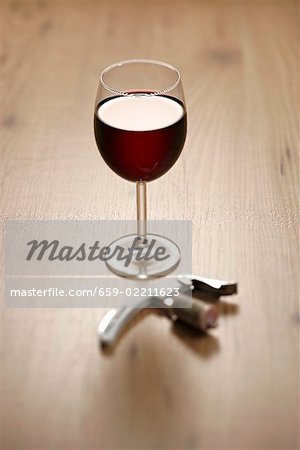 Un verre de vin rouge avec tire bouchon Liège