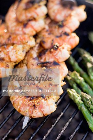 Brochettes de crevettes sur un barbecue Brochettes de crevettes sur un barbecue