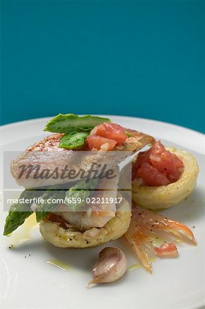Tartelettes aux rougets, asperges et tomates
