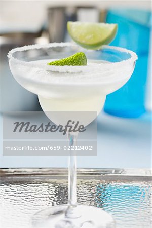 Margarita à la chaux des bâtonnets dans un verre avec une jante salé