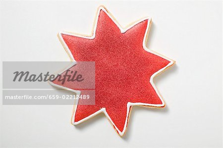 Un cookie étoile avec cerise rouge