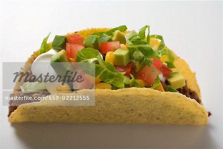 Taco with mince, vegetables and sour cream