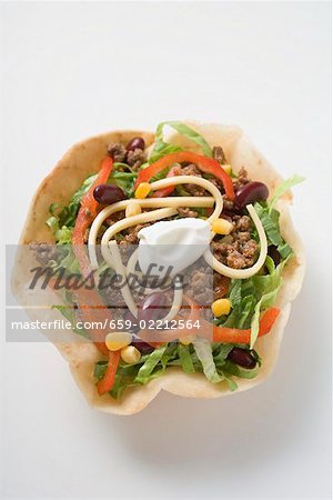 Coquille de tortilla avec la viande hachée et de remplissage de haricot et de crème sure