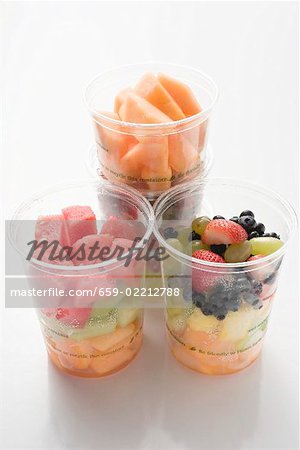 Fruits frais en quatre cuves en plastique
