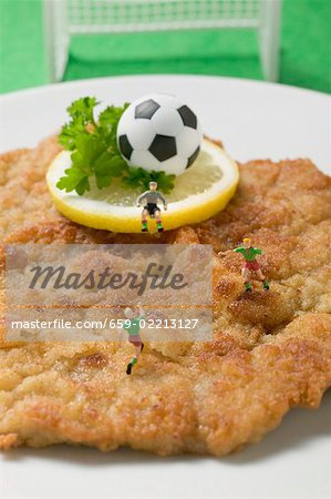 Wiener Schnitzel (Kalbfleisch Schnitzel) mit Fußball & Fußball Figuren