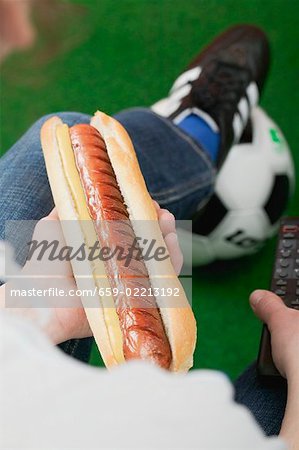 Fußball Fan Betrieb Hot-Dog mit Senf und Fernbedienung