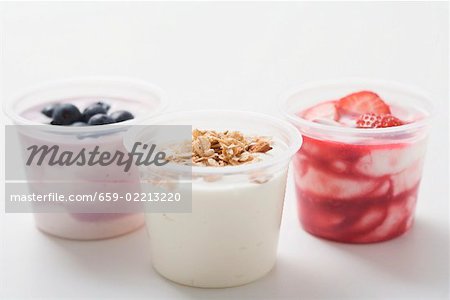 Drei Joghurt mit Beeren und Getreide
